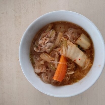 今日は韓国風春雨スープを作りました。同じキムチを作使った料理と言う事で作ったよレポートを送らせて頂きました。材料はキムチ、コチュジャンを入れています。